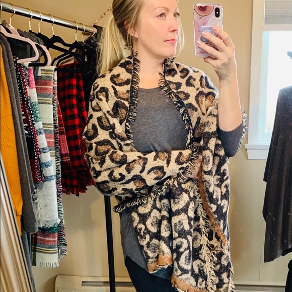 Leopard Blanket Scarf With Fringe - Picture 3 of 3